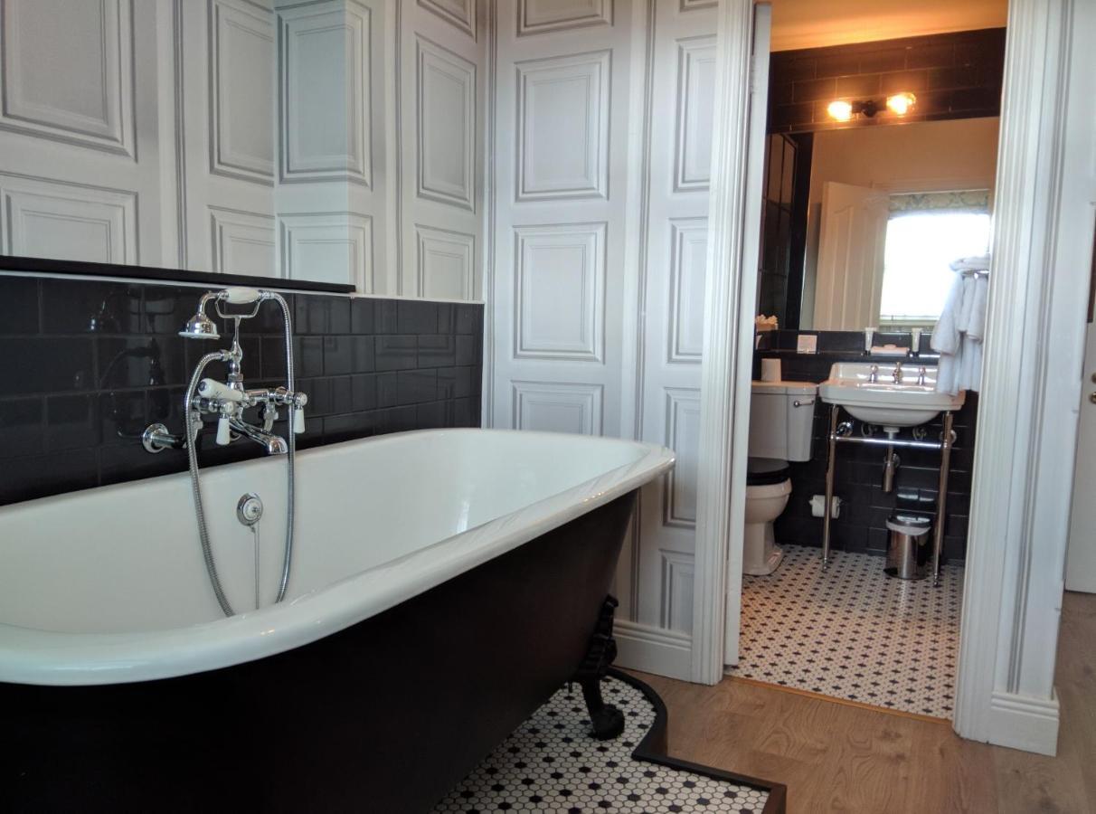 Suite,942920551:JPEG